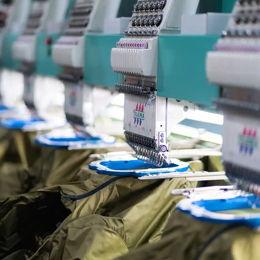Bedrijfskleding personaliseren door werkkleding te bedrukken of borduren met logo